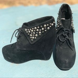Black suede wedges!
